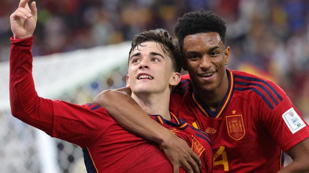 Gavi y Alejandro Balde con la selección española