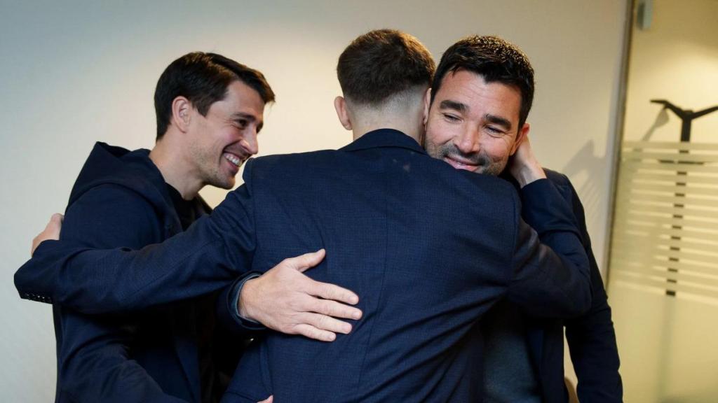 Gavi abraza a Deco y Bojan Krkic en el acto de su renovación con el Barça hasta 2030