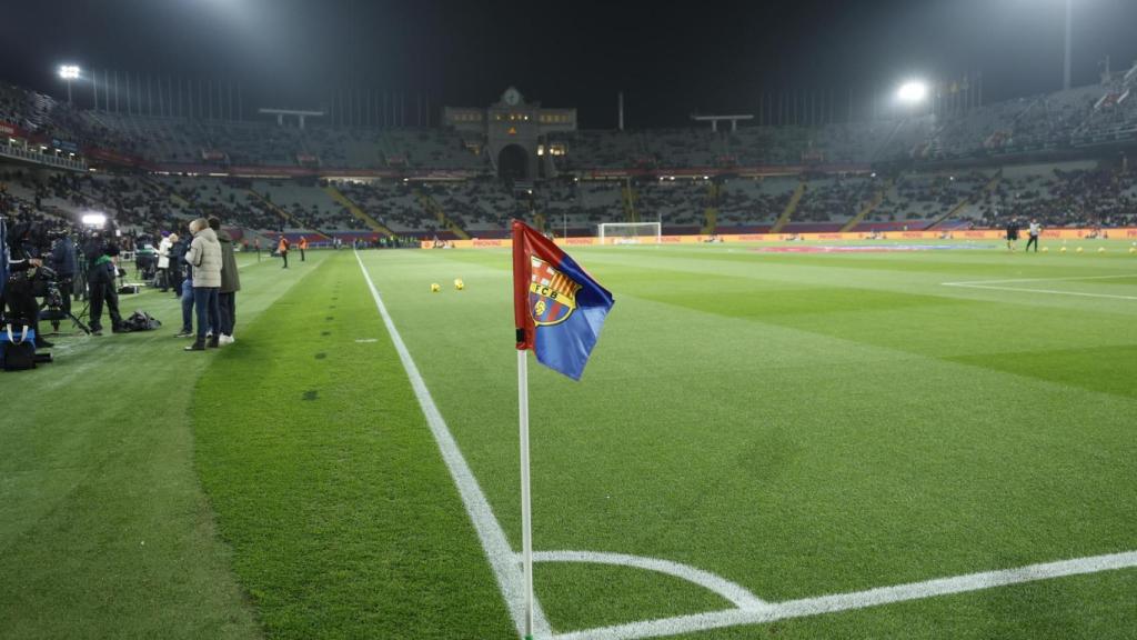El campo del Estadi Olímpic Lluís Companys, la noche de la suspensión del Barça-Osasuna