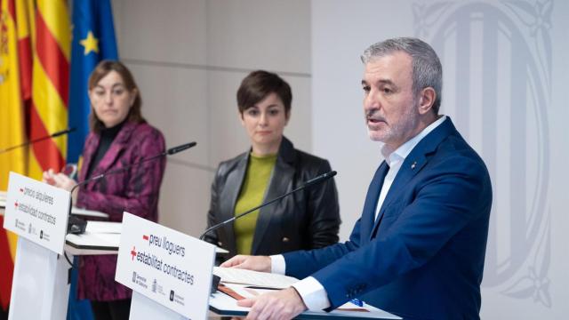 La ministra Isabel Rodríguez(c), el alcalde Jaume Collboni(d) y la consellera Sílvia Paneque(i), intervienen durante una reunión para valorar la contención de rentas en zonas de mercado residencial tensionado tras un año de la aplicación