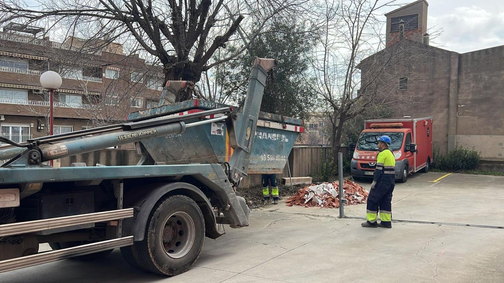 Técnicos municipales recogiendo los desprendimientos en el parque de bomberos de Terrassa