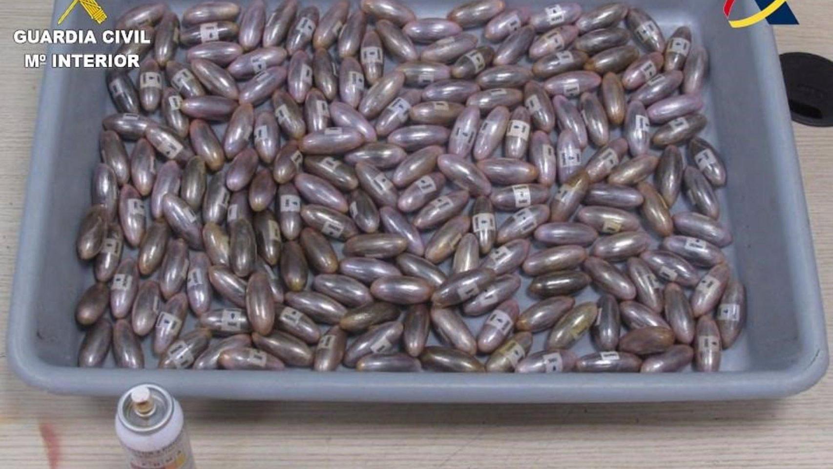 Los cilindros de hachís que transportaba la pasajera detenida en el Aeropuerto de Barcelona por la Guardia Civil