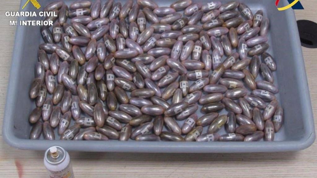 Los cilindros de hachís que transportaba la pasajera detenida en el Aeropuerto de Barcelona por la Guardia Civil