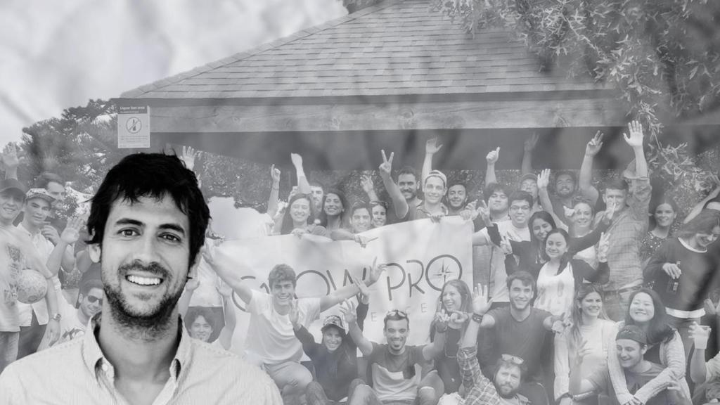 Goiko Llobet, fundador y CEO de GrowPro; de fondo, un encuentro de estudiantes en Australia organizado por la quebrada agencia