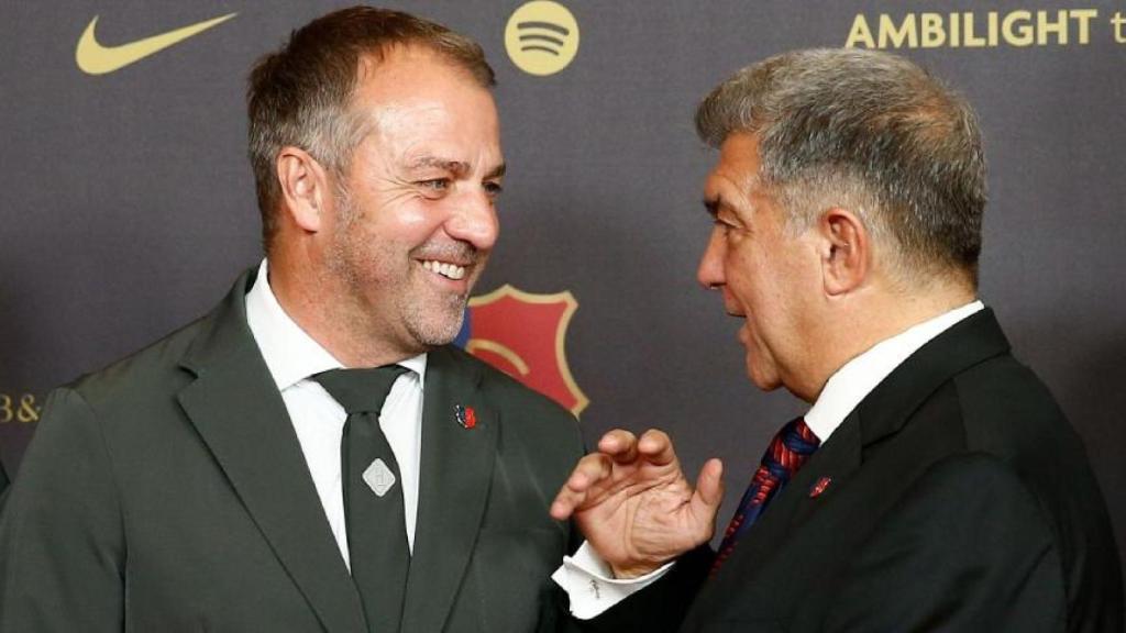 Hansi Flick conversa con Joan Laporta en el acto del 125 aniversario del Barça