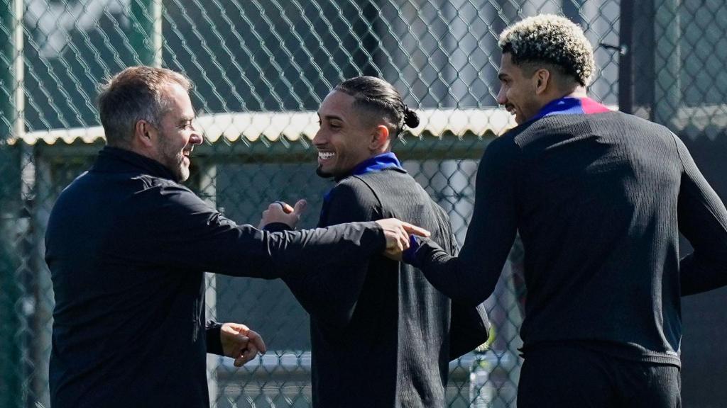 Hansi Flick, con Raphinha y Araujo