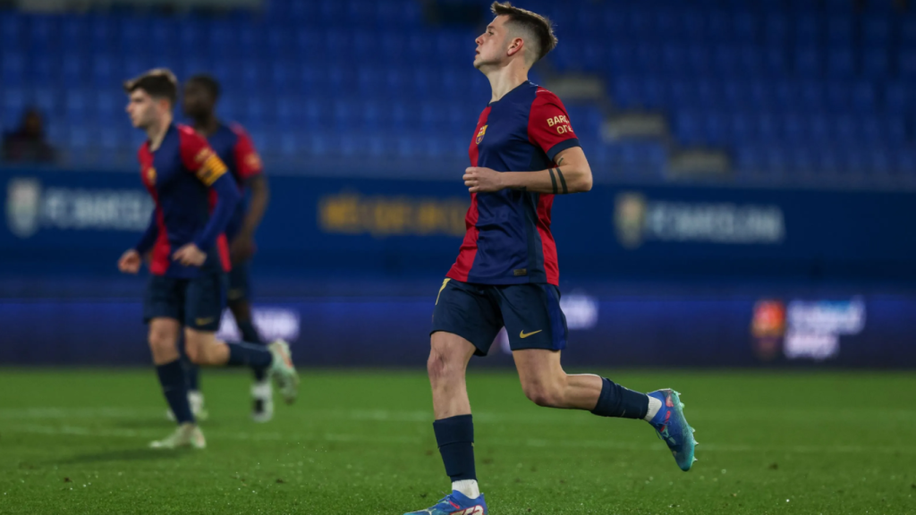 Rubén López, en acción durante el Barça B-Tarazona de Primera RFEF