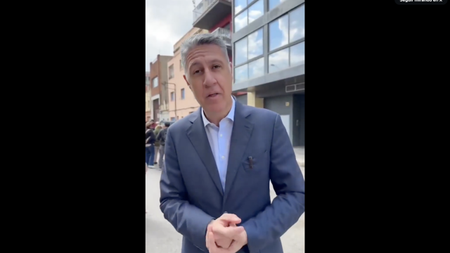 Albiol frente a una vivienda okupada en Badalona