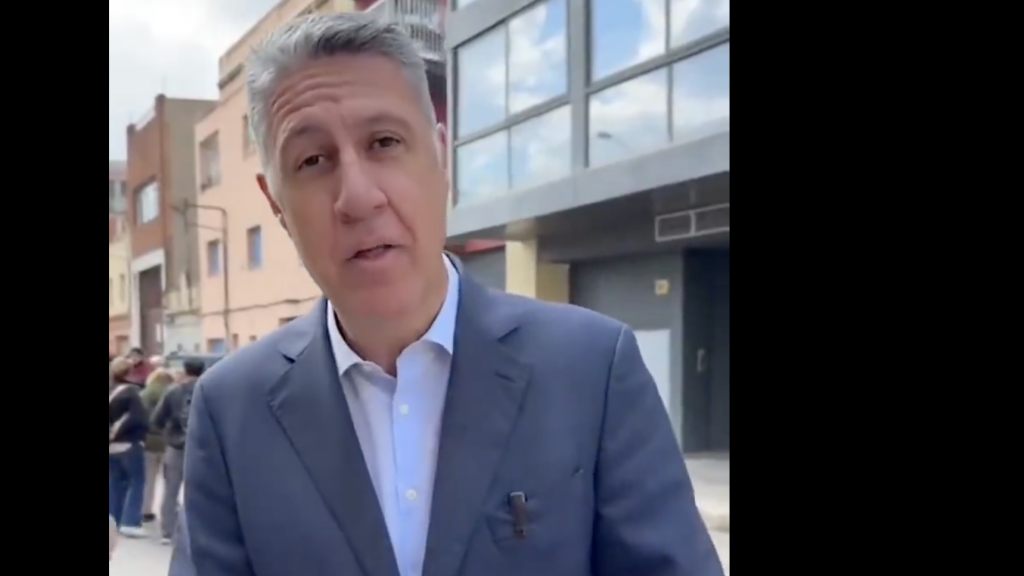 Albiol frente a una vivienda okupada en Badalona