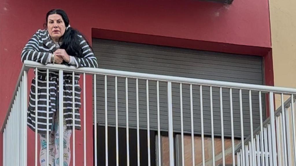 La vecina okupa, frente al alcalde Albiol