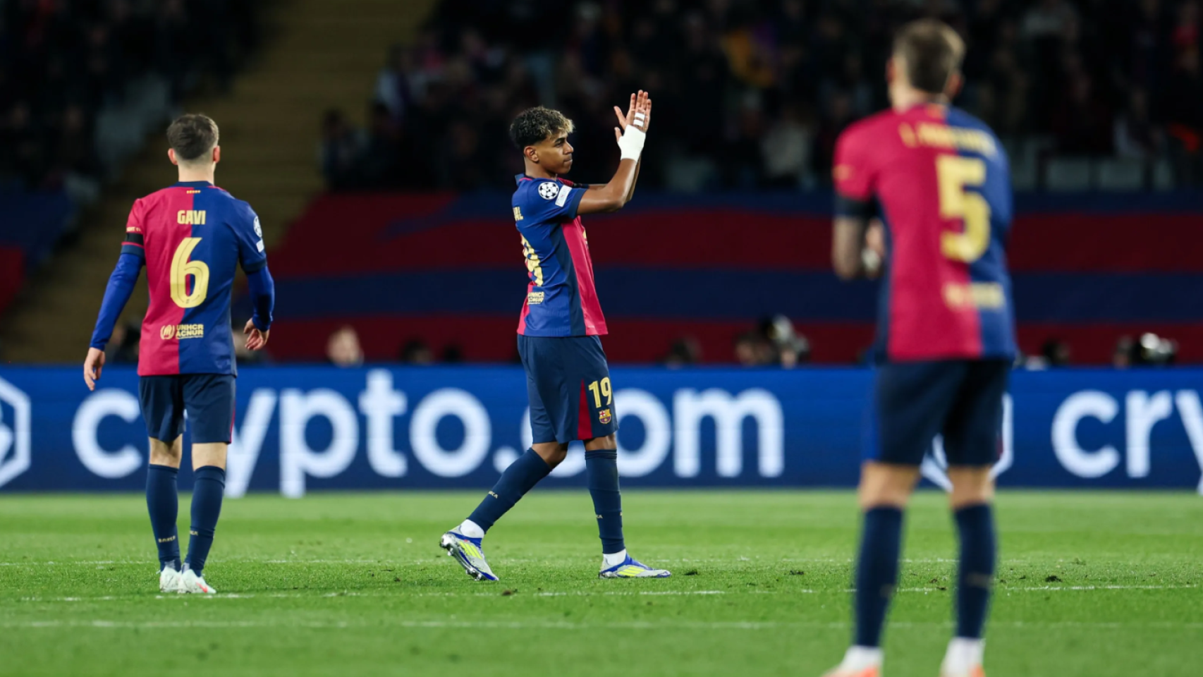 Lamine Yamal agradece el apoyo del Estadi Olímpic de Montjuïc, tras marcar un golazo contra el Benfica en Champions League
