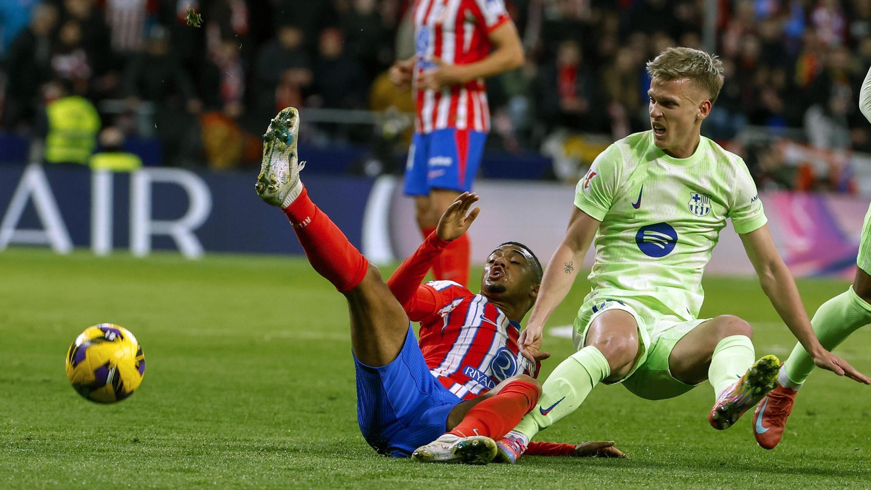 Samuel Lino realiza una entrada sobre Dani Olmo en el Atlético de Madrid-Barça