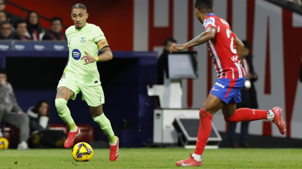 Raphinha contra el balón ante Reinildo