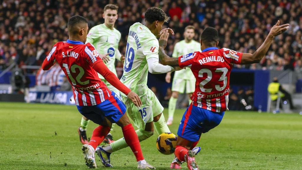 Lamine, frenado por dos jugadores del Atlético