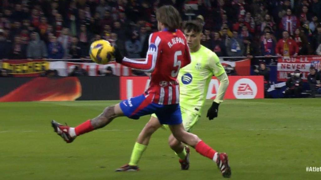 La mano de Rodrigo de Paul que precede el gol de Alexander Sorloth contra el Barça