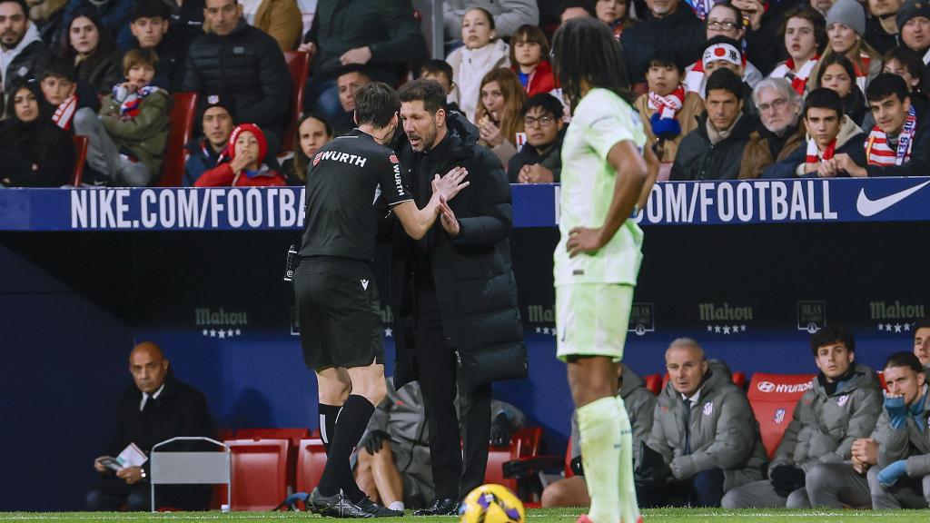 El árbitro Ricardo de Burgos Bengoetxea conversa con el Cholo Simeone durante el Atlético de Madrid-Barça