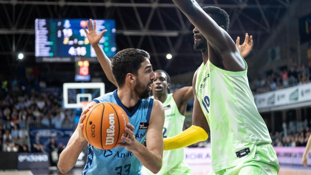 Youssoupha Fall y Dame Sarr defienden a un jugador del Andorra