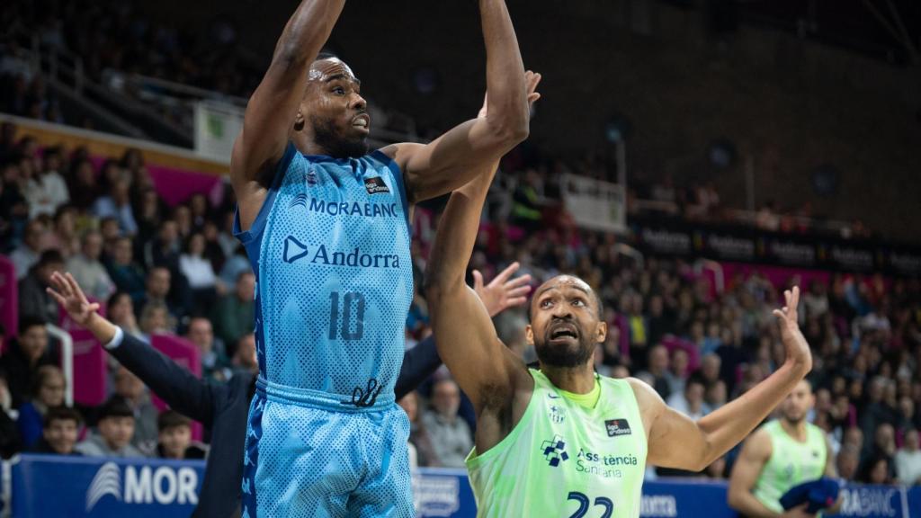 Jabari Parker defiende un tiro de Jerrick Harding en el Andorra-Barça de basket