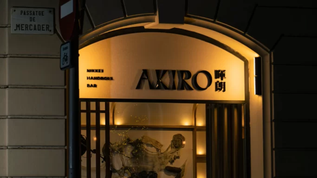 Entrada al restaurant Akiro Hand Roll Bar