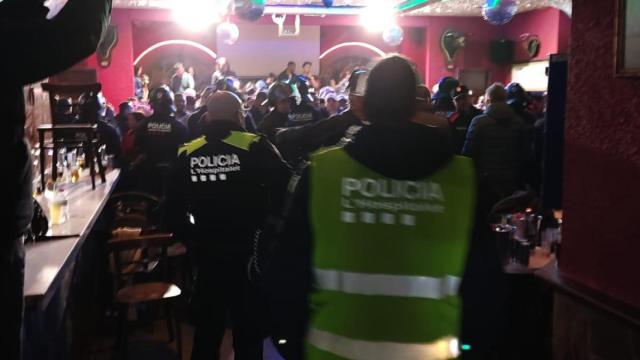 Agentes en un operativo policial contra el ocio nocturno en L'Hospitalet de Llobregat