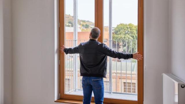 Un hombre en una casa rehabilitada en Barcelona