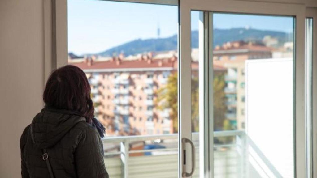 Una mujer en un edificio rehabilitado de Barcelona