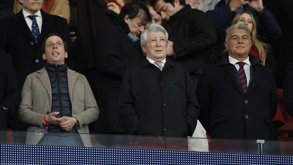 Martínez Almeida, Enique Cerezo y Joan Laporta, en el palco del Metropolitano