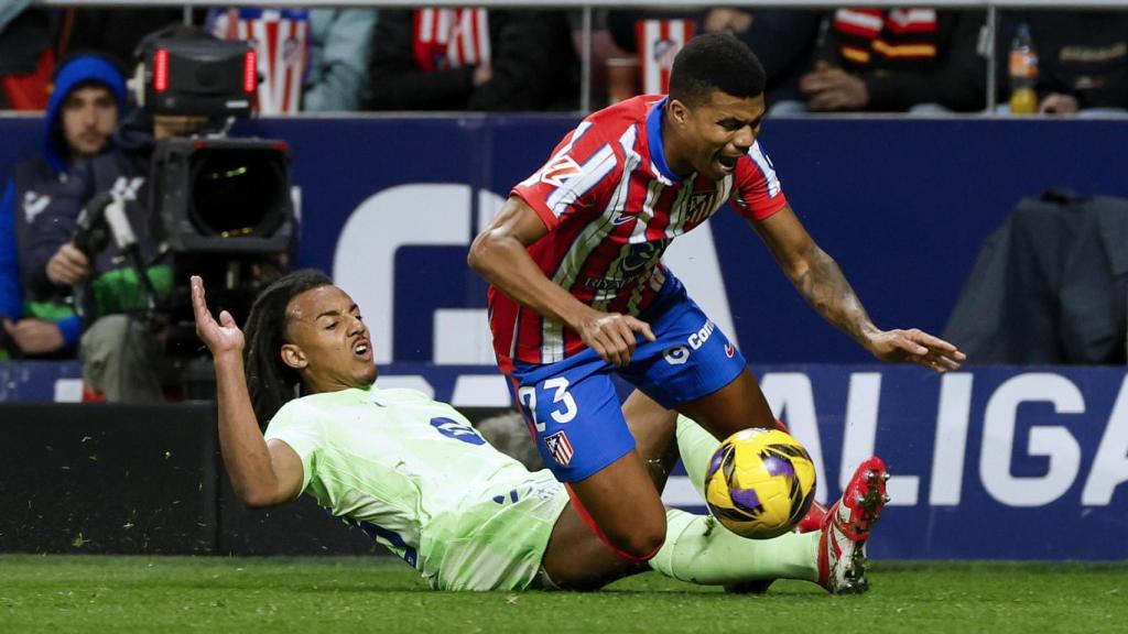 La acción de Koundé con Reinildo que le costó la tarjeta amarilla al defensa francés