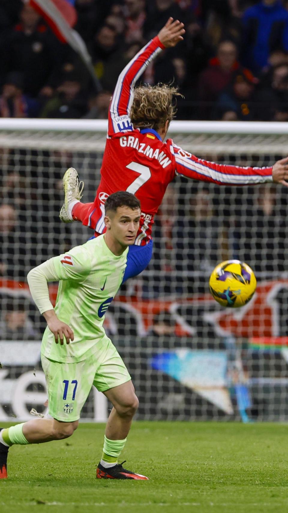 Marc Casadó pugna con Griezmann por un balón