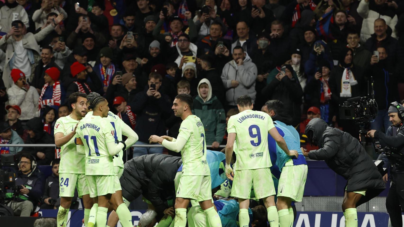 Los futbolistas del Barça celebran su victoria en el Metropolitano