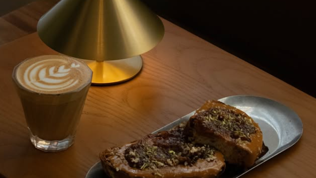 Café y dulce de Sip Coffe Roasters, negocio de Nico Laprovittola