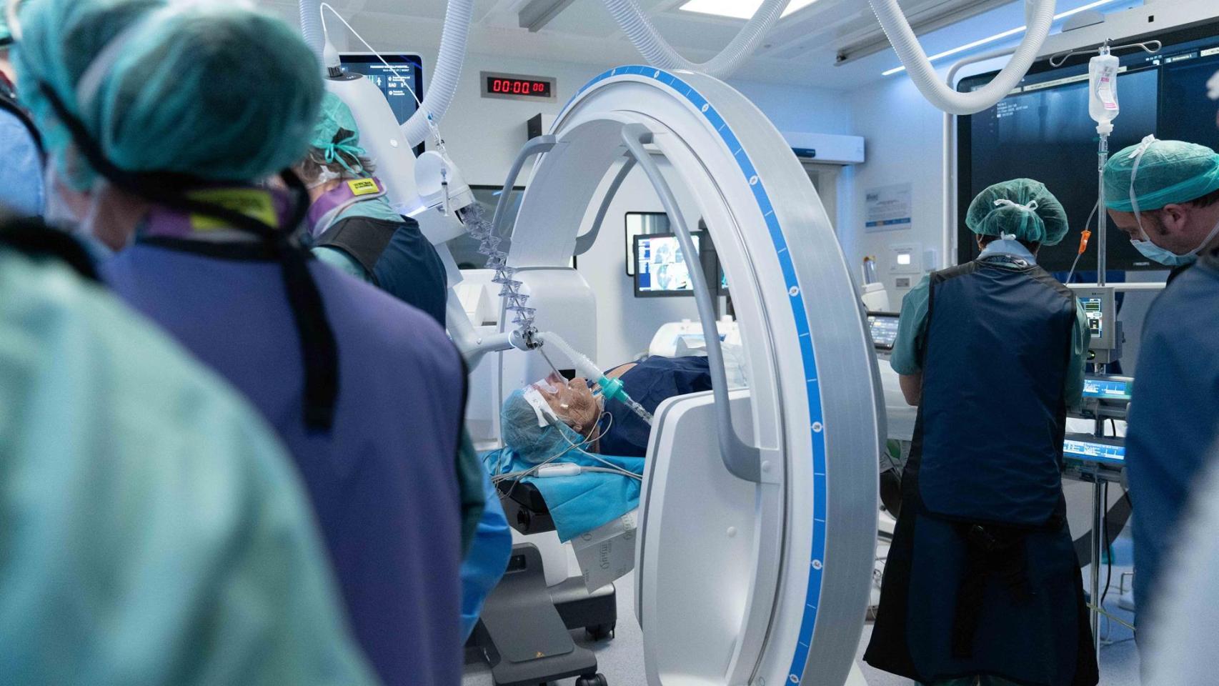 Momento de la broncoscopia asistida por robot en el Hospital Germans Trias i Pujol
