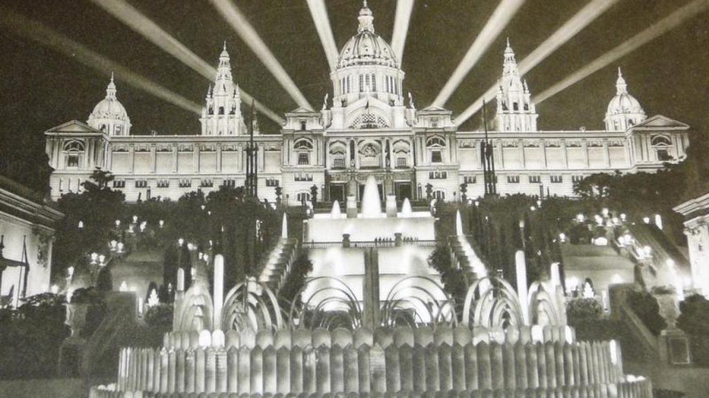 Vista del Palau Nacional con los proyectores al fondo