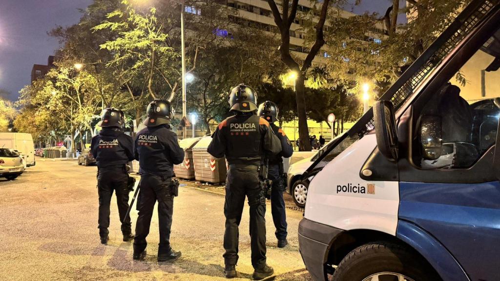 Mossos d'Esquadra en La Mina de Sant Adrià de Besòs