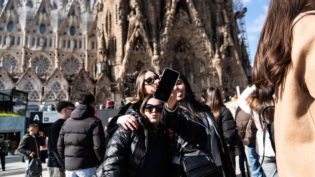 Imatge d'arxiu de turistes fotografiant la Sagrada Família