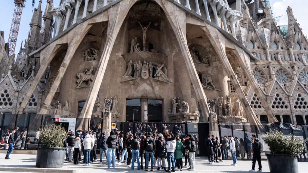 Turistas visitan la Sagrada Família