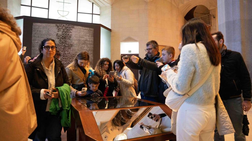 Turistes a la basílica de la Sagrada Família
