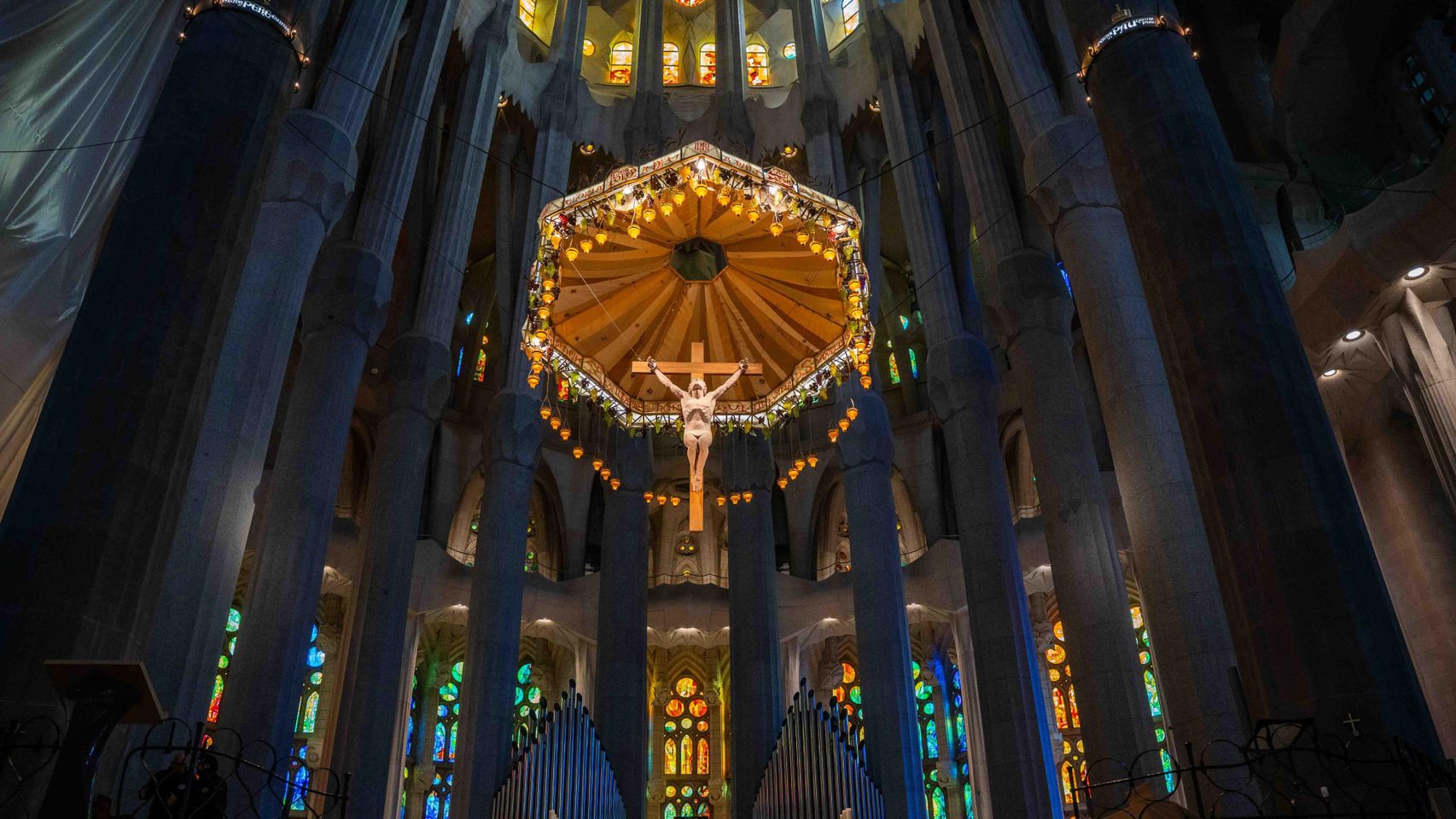 Jesús en la cruz en el interior de la Sagrada Família