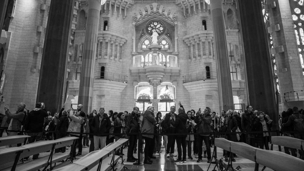 Turistes visitant l'interior de la Sagrada Família