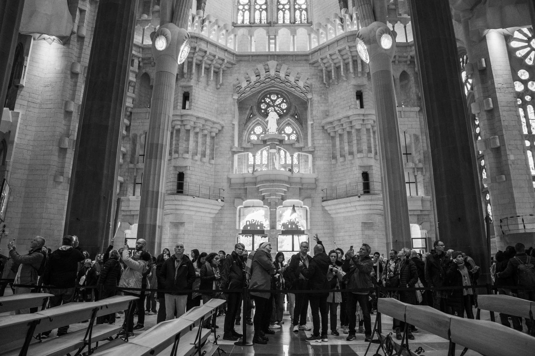 Turistes visiten l'interior de la Sagrada Família