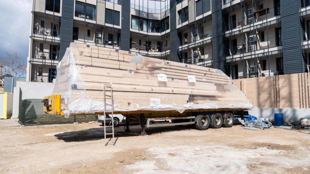 Un remolc amb material per la promoció de pisos socials al Poblenou de Barcelona