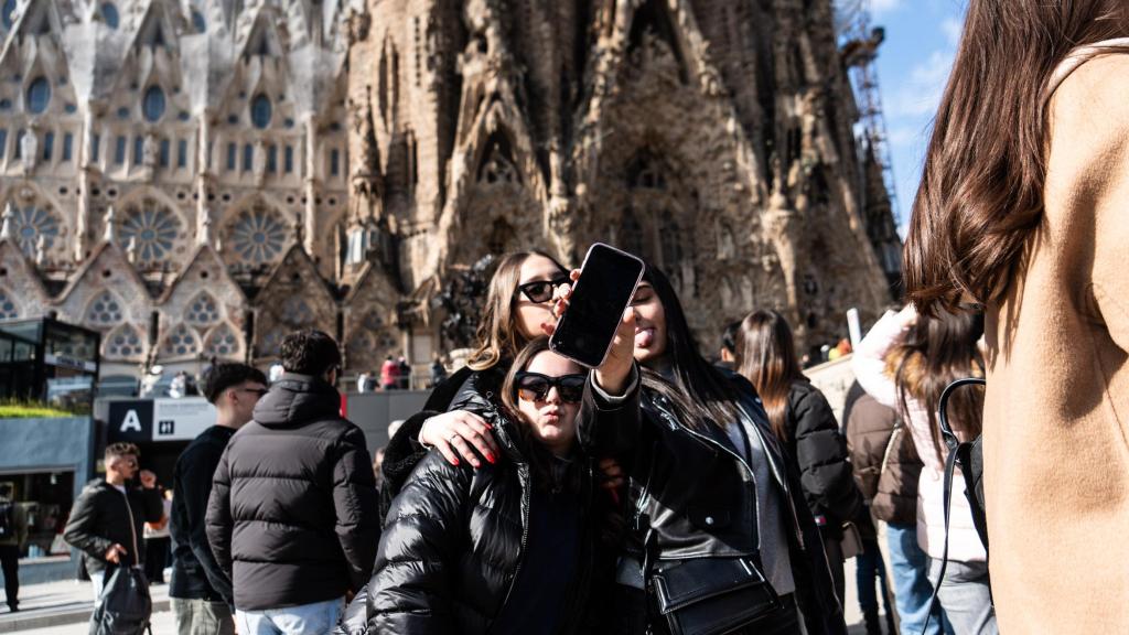 Imagen de archivo de turistas fotografiando la Sagrada Família