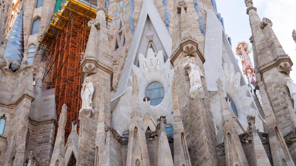 La Sagrada Família con andamios por las obras