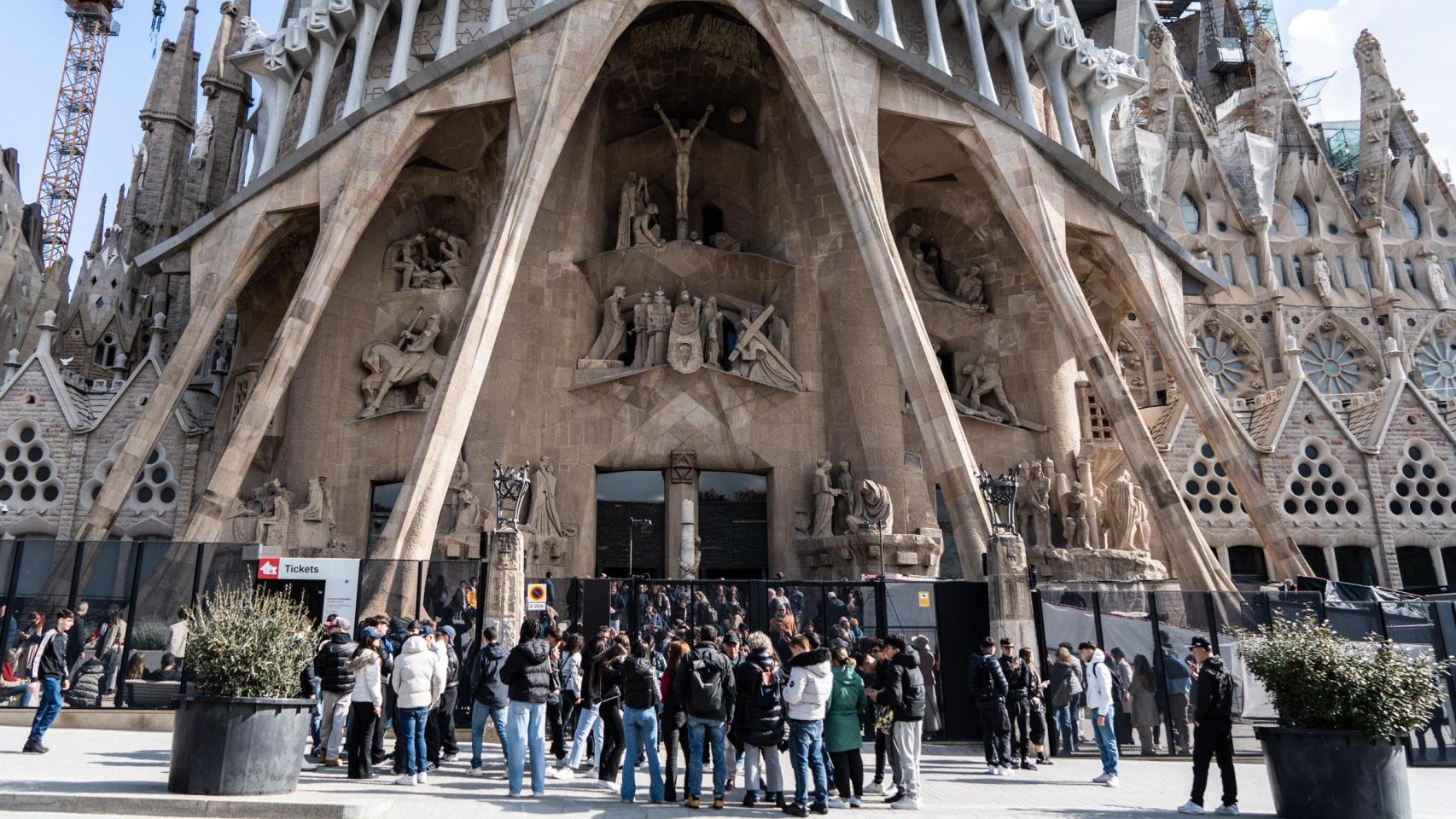 Turistas visitan la Sagrada Família
