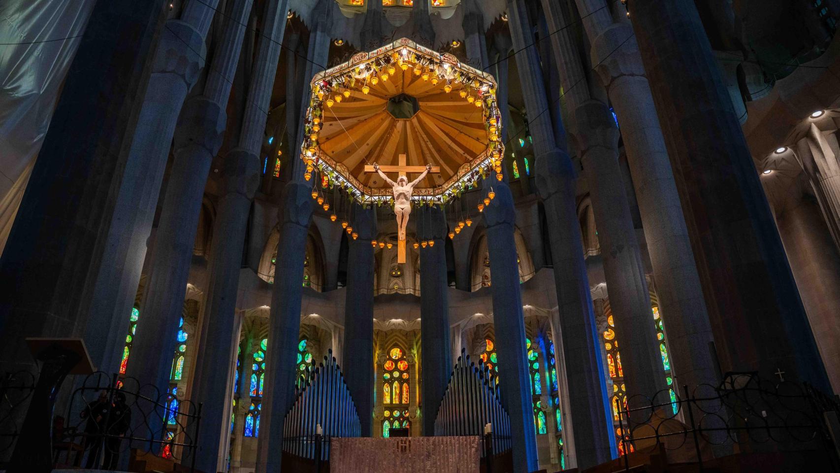 Jesús en la cruz en el interior de la Sagrada Família