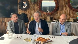 Imagen de Luis Conde (centro), presidente del Salón Náutico de Barcelona