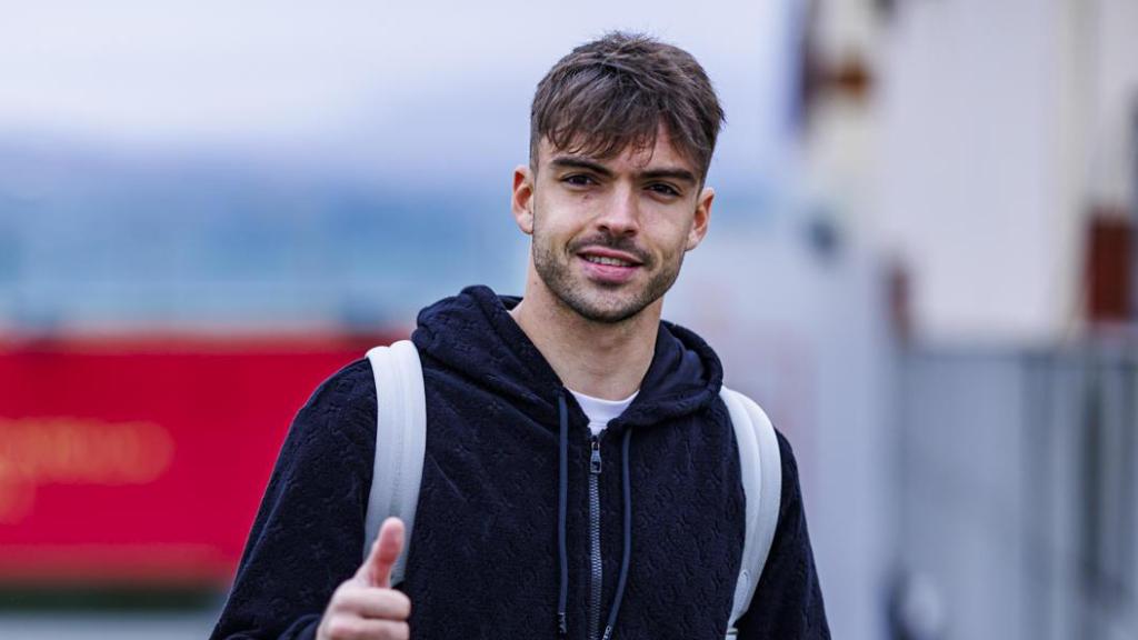 Raúl Asencio, central del Real Madrid, en su primera convocatoria con la selección española