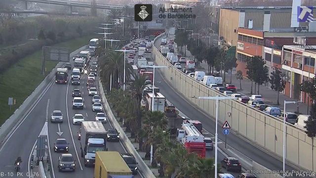 Un camión averiado obliga a cortar un carril en la ronda Litoral