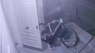 Un hombre roba una bicicleta en una localidad de la provincia de Barcelona