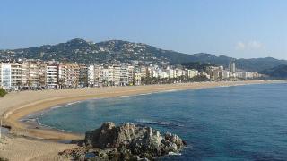 No es Platja d'Aro, esta es la mejor ciudad catalana por su vida nocturna según la IA: destaca por sus playas y su jardín renacentista